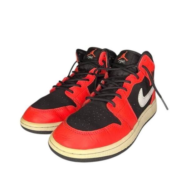 ***SOLD*** Nike Air Jordan 1 Retro Mid GS Black Infrared Red 23 Size 4.5 B37 - Picture 2 of 6